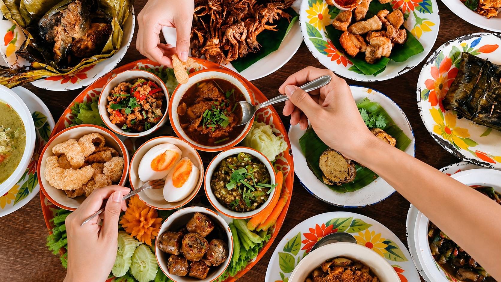 บรรยากาศร้านฮ้านถึงเจียงใหม่ในช่วงค่ำ ร้านอาหารเหนือเชียงใหม่