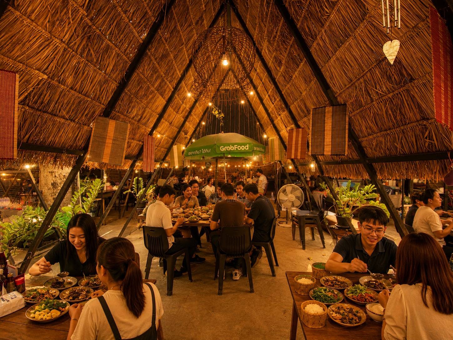บรรยากาศภายในร้านฮ้านถึงเจียงใหม่ ลูกค้ารับประทานอาหารเหนือร่วมกัน